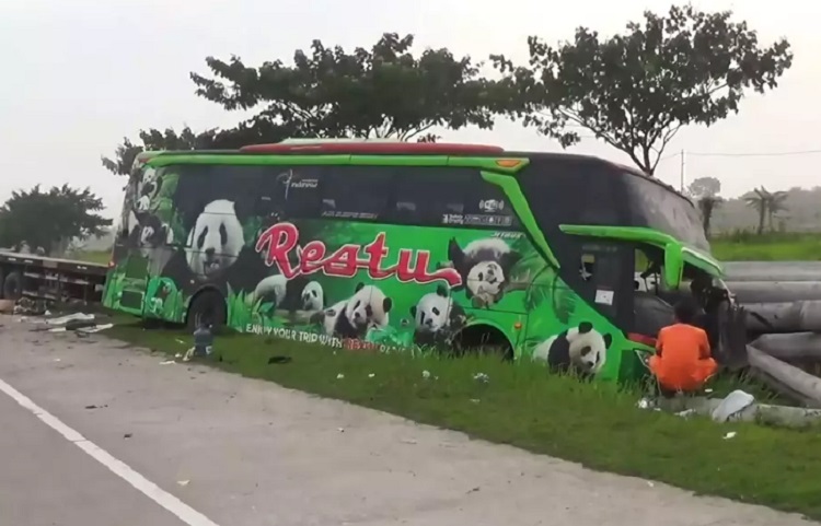Bus Wisata Siswa SMP Asal Malang Seruduk Truk Trailer di Tol Ngawi-Solo, 1 Orang Tewas