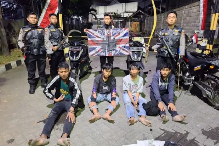Gangster Bersenjata Tajam di Surabaya Dibekuk Polisi, Ngaku Hendak Tawuran