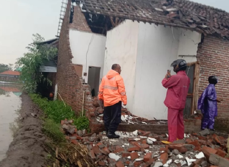 Lima Kecamatan di Wilayah Mojokerto Diamuk Angin Kencang, Puluhan Bangunan Rusak