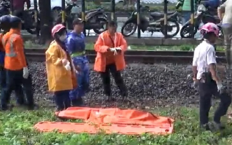Perempuan Lansia Tertabrak KA Logawa Surabaya, Saksi: Diduga Terburu-buru Saat Hujan