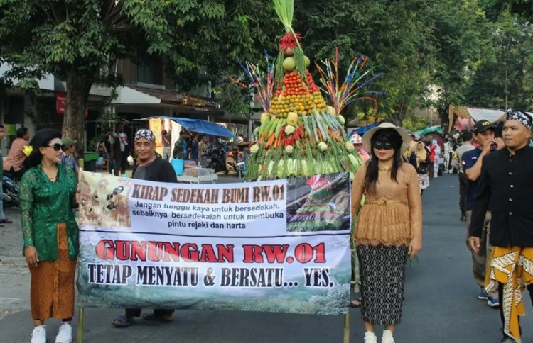 Lambang Rasa Syukur, Kirab Budaya Sedekah Bumi Digelar Meriah di Surabaya