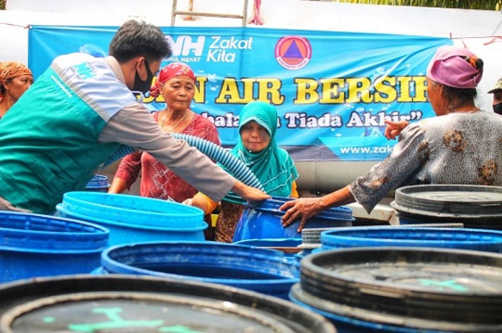 Gresik Dilanda Kekeringan, NH Zakatkita Salurkan Air Bersih