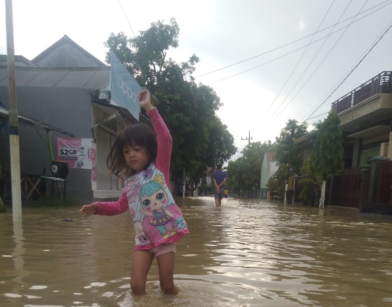 Arus Lalu Lintas Jalan Raya Kamoning Sampang Tersendat