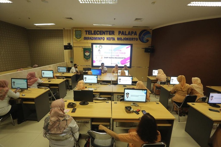 Tingkatkan Literasi Digital, Anggota DWP Kota Mojokerto Gelar Pelatihan Pembuatan Toko Online