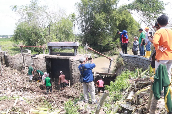 Sejumlah Wilayah Terendam Banjir, Pemkab Mojokerto Respon Cepat Lakukan Pembersihan Sungai dan Perbaikan Tanggul Jebol