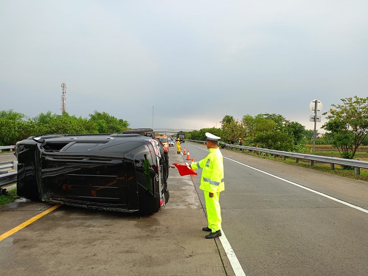 Alami Ban Selip, Toyota Fortuner Warga Malang Tabrak Pembatas Tol Jombang-Mojokerto