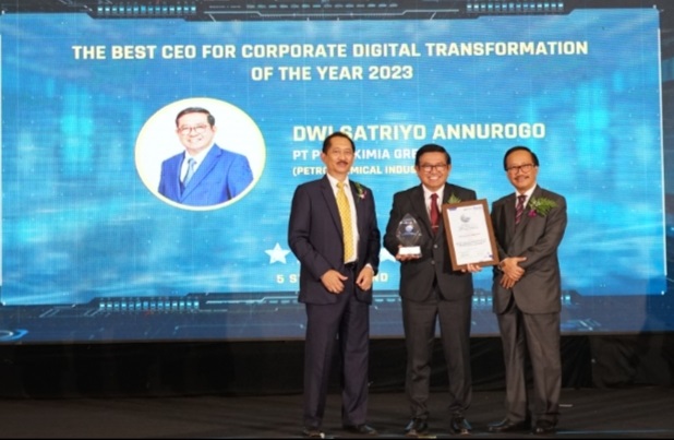 Dirut PG Sabet The Best CEO for Corporate Digital Transformation of The Year
