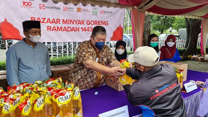 Bazar Ramadhan Jelang Lebaran, PT Tjiwi Kimia Gelontor 6 Ribu Liter Minyak Goreng