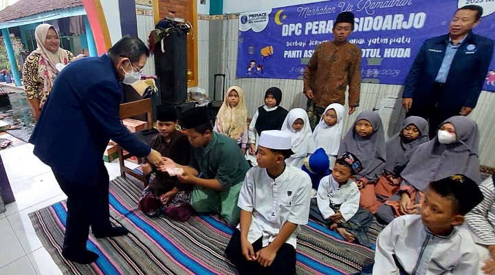 DPC Peradi Sidoarjo, Berbagi dengan Anak Yatim Piatu Raudlotul Huda Juga Bagi 400 Takjil