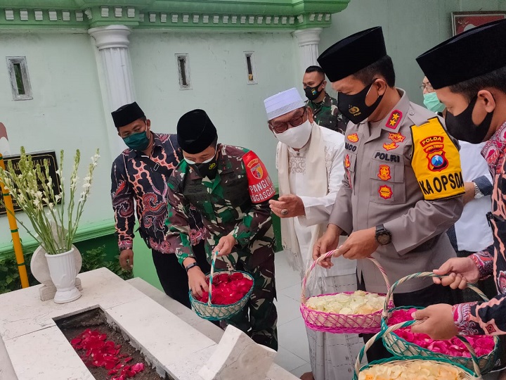 Pangdam V Brawijaya dan Kapolda Jatim Kunjungi Ponpes di Jombang