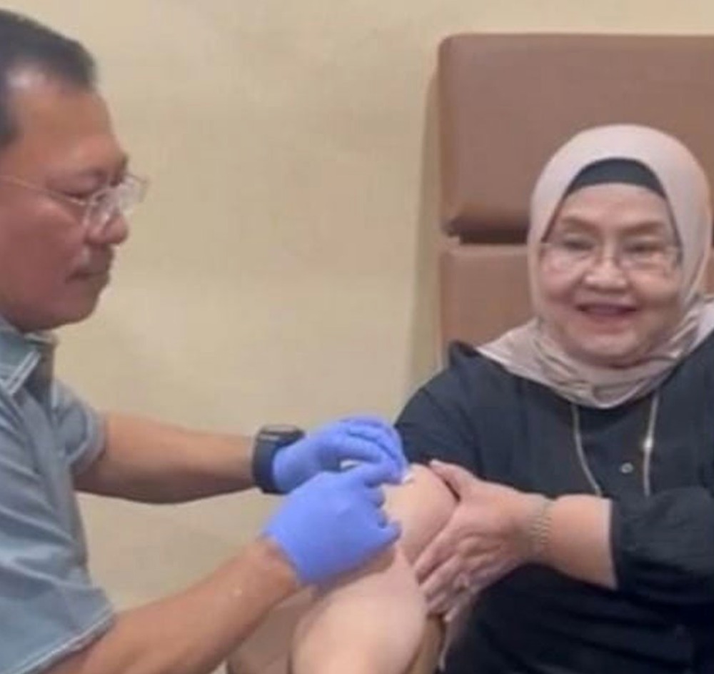 Siti Fadila Supari dan Panglima TNI, Disuntik Vaksin Immunotheraphy Nusantara oleh Terawan Agus Putranto