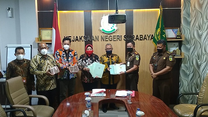 Kejari Surabaya Serahkan BB Korupsi PT SGS ke Bank Jatim