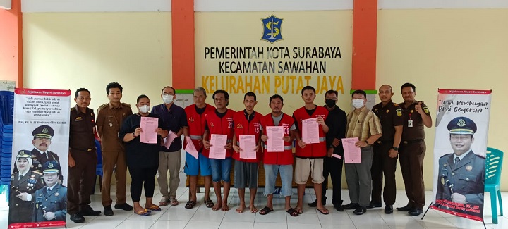 Kejari Surabaya Serahkan 9 SKPP Perkara Restorative Justice