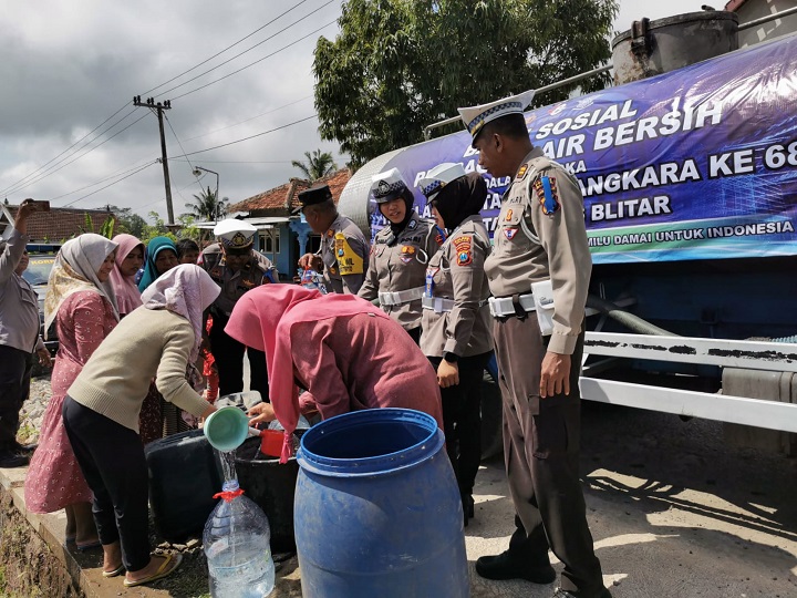 Dalam Rangka HUT Lalu Lintas ke 68, Satlantas Polres Blitar Bagikan Air Bersih pada Masyarakat