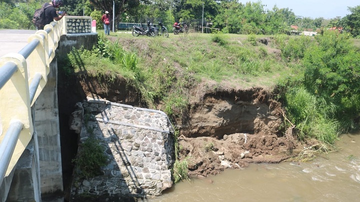 Dinding Penahan Pondasi Jembatan di Jombang Ambrol