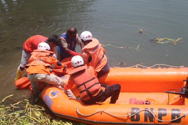 Mayat Pria Tanpa Identitas Ditemukan di Bawah Jembatan Ploso Jombang