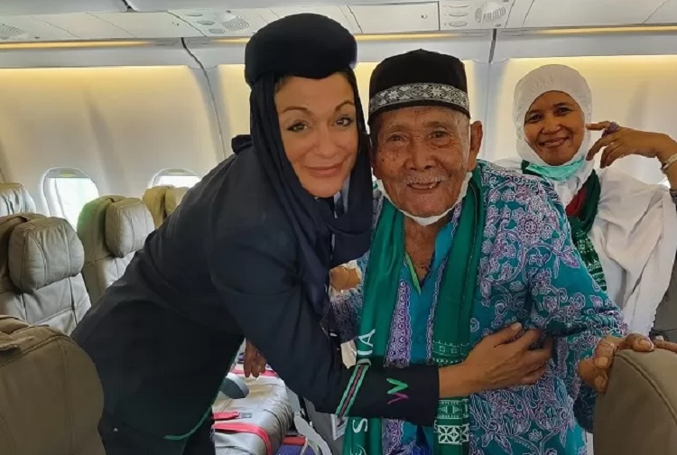Jemaah Haji Viral: Lupa Beri Makan Ayamnya, Kakek Juhani Minta Turun Dari Pesawat