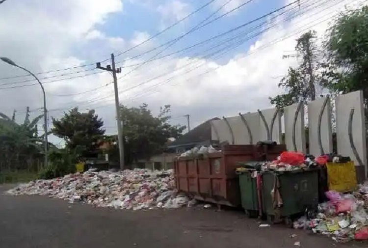 Stadion Gelora Bangkalan (SGB) Dipenuhi Sampah Menumpuk, DLH Respon Cepat