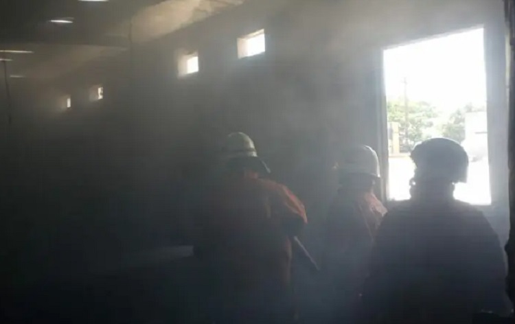 Gudang Restoran di Surabaya Ludes Terbakar, 8 Unit Damkar Diterjunkan