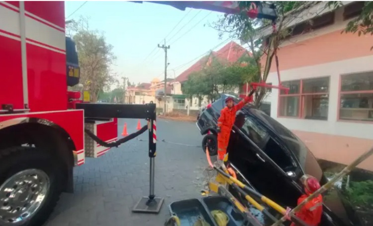 Pengemudi Ngantuk, Mobil Innova Terperosok ke Selokan Tanjungsari Surabaya