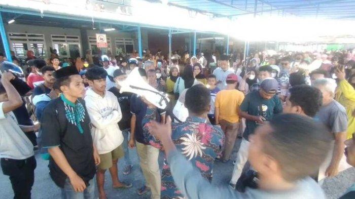 Tiket Sold Out Saat, Ratusan Calon Pemudik Ngamuk di Pelabuhan Ambon
