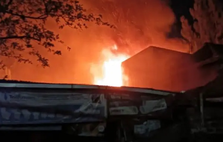 Listrik Kerap Bermasalah, Tiga Rumah di Jalan Kenjeran Terbakar Ludes