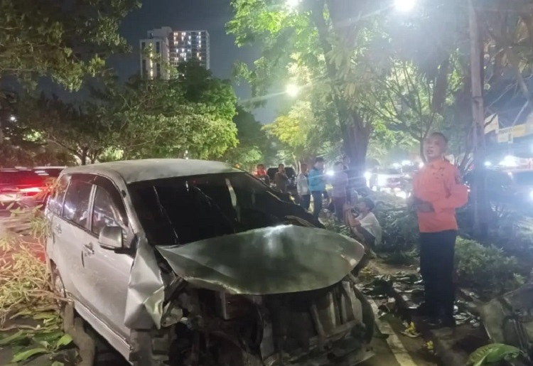 Kecelakaan Mobil Xenia Hilang Kendali di Jalan Ahmad Yani Surabaya, Tidak Ada Korban Jiwa
