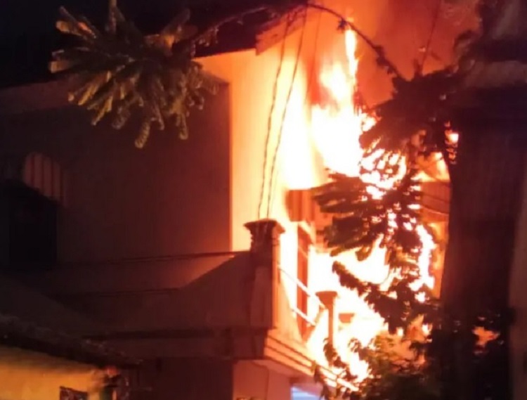 Rumah Lantai Dua di Darmo Kali Surabaya Terbakar, Kerugian Capai Puluhan Juta
