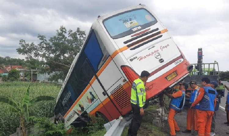 Bus Harapan Jaya Tabrak Pembatas Jalan di Tol Mojokerto-Surabaya, 3 Orang Luka-luka