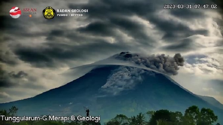Jumat Pagi Ini, Gunung Merapi Berpotensi Gugurkan Lava dan Awan Panas