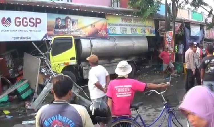 Sopir Truk Tangki Air Tabrak Kerumunan Pedagang di Pasar Paron Ngawi