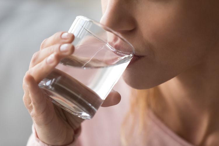 Studi: Minum Delapan Gelas Air per Hari Terlalu Banyak