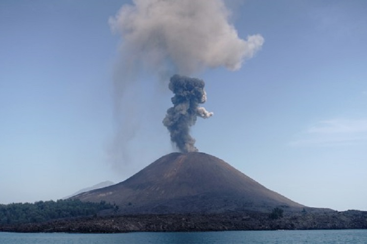 Pusat PVMBG:  Erupsi Gunung Anak Krakatau Setinggi 3 KM, Status Level Siaga