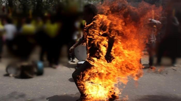Warga di Surabaya Dilempar Bensin dan Dibakar Orang tak Dikenal