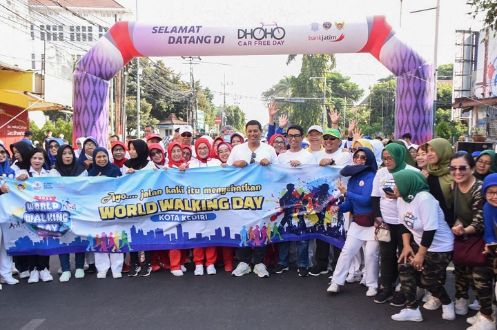 Peringati World Walking Day, Wali Kota Kediri Jalan Kaki Bersama Masyarakat di Car Free Day
