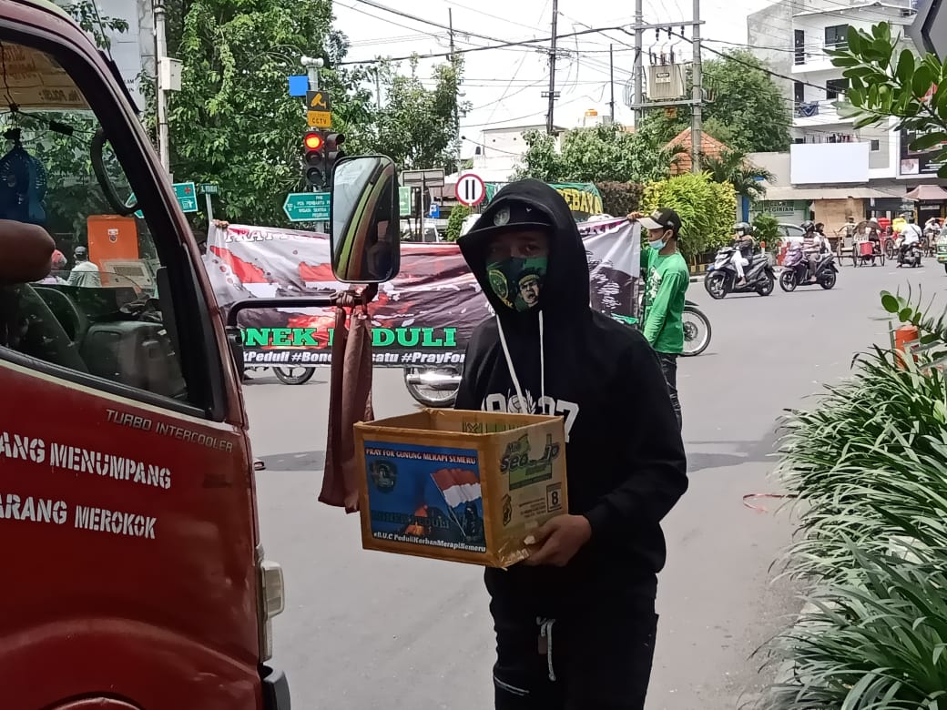 Bonek Surabaya Galang Dana Peduli Semeru