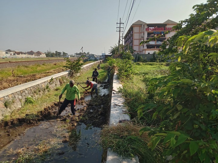 Alami Pendangkalan, PUPR Kota Kediri Lakukan Normalisasi Sungai Rusunawa