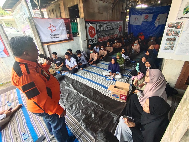 Ketua DPW PKS Rajin Beri Semangat Relawan di Posko Pengungsi Semeru