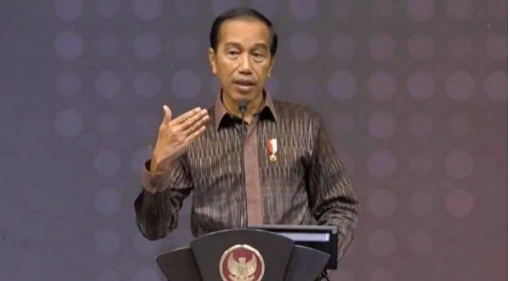 Presiden Joko Widodo Kenakan Baju Tenun Ikat Kota Kediri