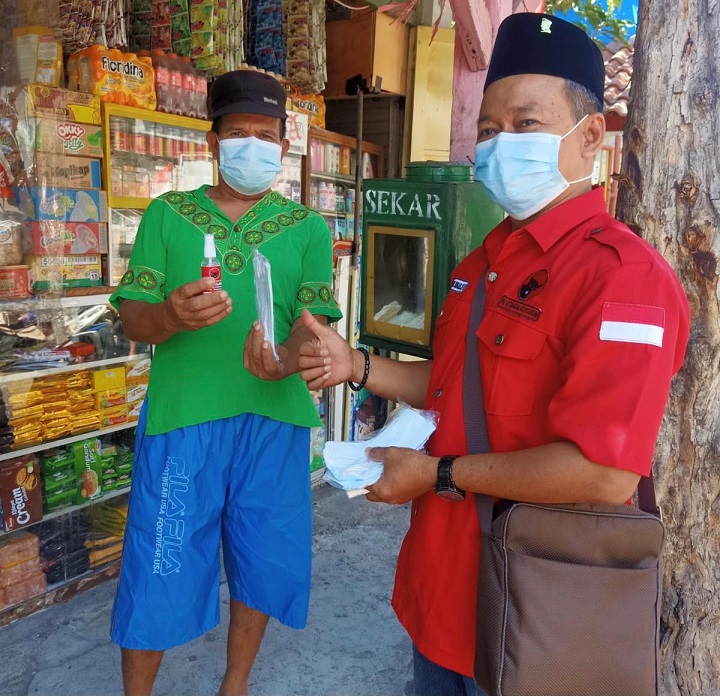 Kampanye Disiplin Prokes, Posko PDIP Surabaya Bagikan Masker dan Hand Sanitizer