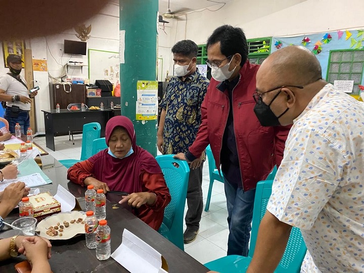 Ketua DPRD Surabaya Cek Pelayanan Malam Kelurahan, Beragam Masalah Warga Masyarakat Ditangani Camat dan Lurah