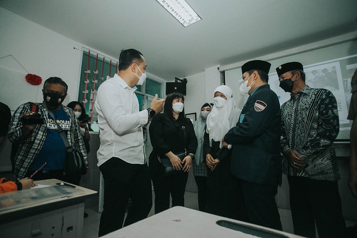 Bersama DPRD Surabaya Wali Kota Eri Tinjau Hari Pertama PTM 100 Persen