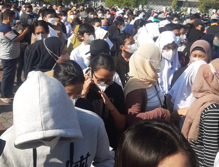 Vaksinasi Covid-19 Dosis ke-2 di Islamic Center Ricuh, Wali Murid Protes Pemkot Surabaya