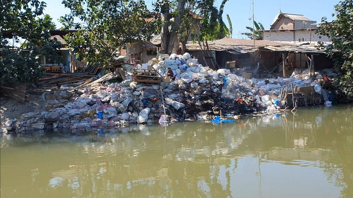 Per Pekan, 400 Ton Sampah Basah Diangkat dari Kali Surabaya