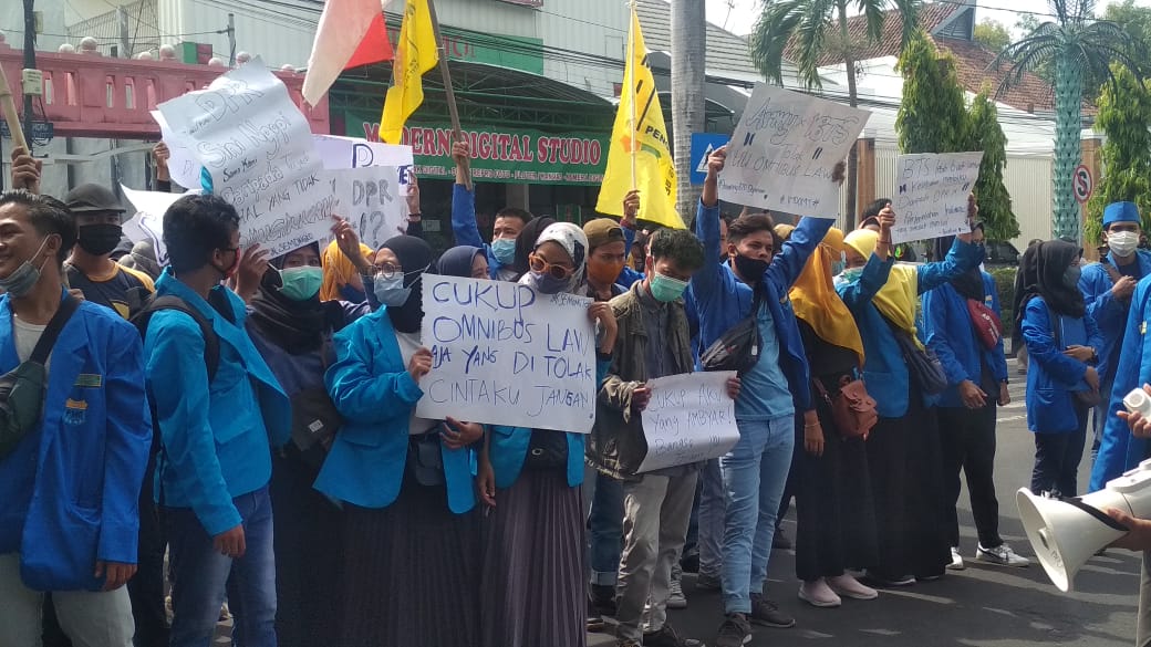 Tolak UU Omnibus Law, Demonstran Geruduk DPRD Jombang