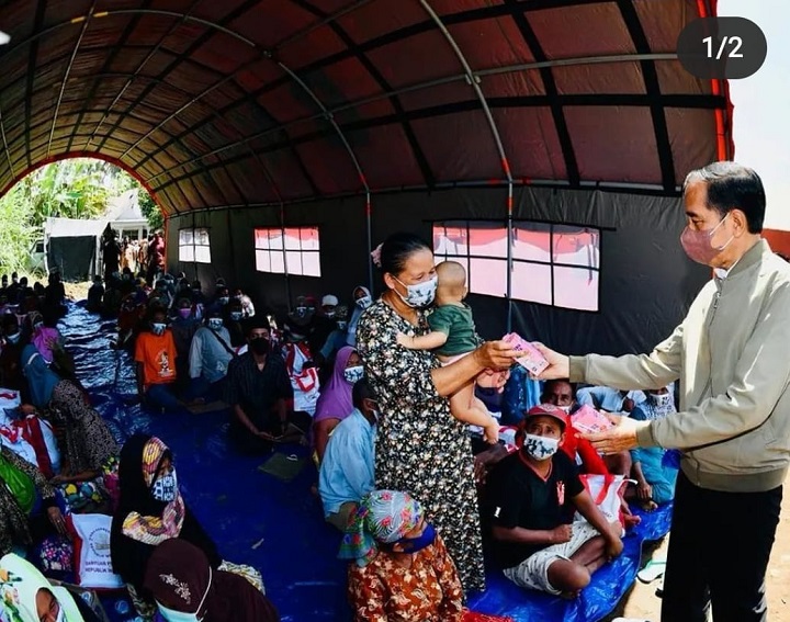 Jokowi Bicara Kromo Inggil dengan Pengungsi Gunung Semeru