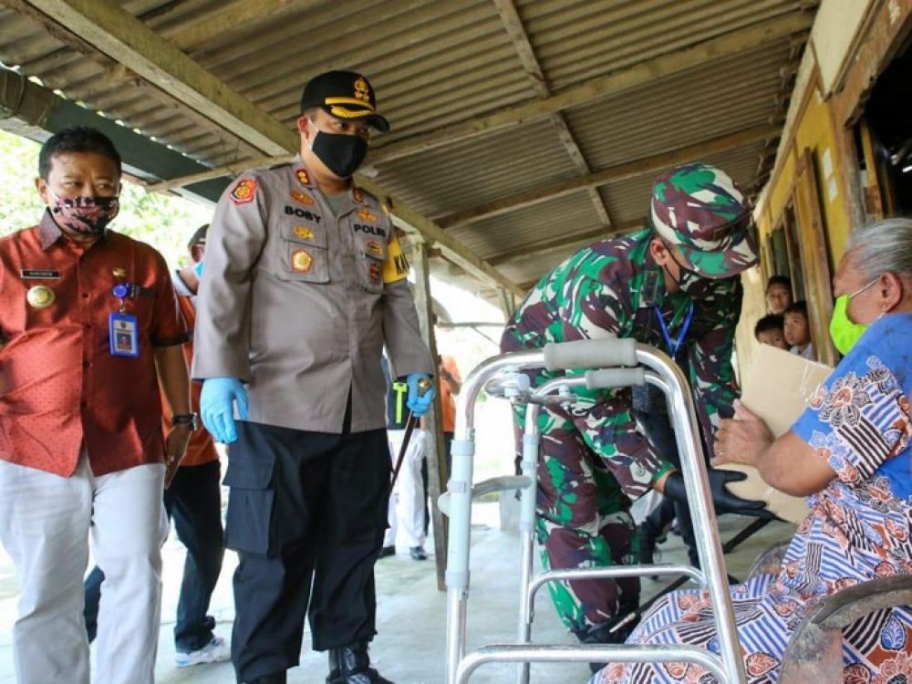 Peduli Corona, Polisi-TNI Jombang Sebar 1.000 Paket Sembako 