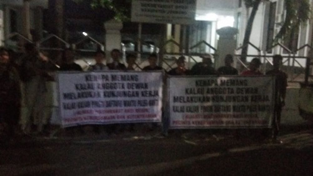 Beredar Video dan Foto Aksi Belasan Massa di DPRD Jombang