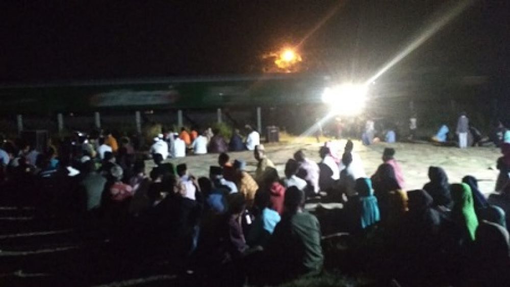 Ratusan Warga di Jombang Gelar Doa Bersama di Pinggir Rel Kereta Api  
