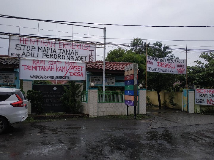 Balai Desa Akan Dieksekusi, Warga Desa Kemiri Blokade Akses Masuk